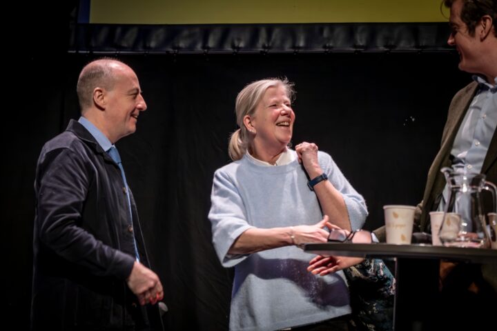 Kristina Axen Olin skakar hand