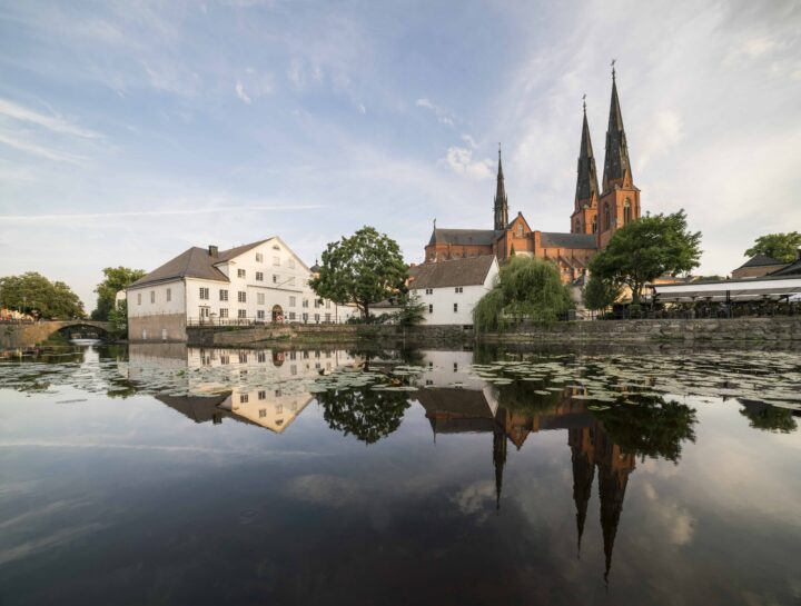 Fyrisån vid Kvarnfallet och Uppsala domkyrka.