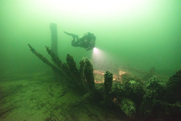 02.-VRAK—Marinarkeolog-dyker-på-vraket-efter-Resande-Man—foto-Patrik-Höglund