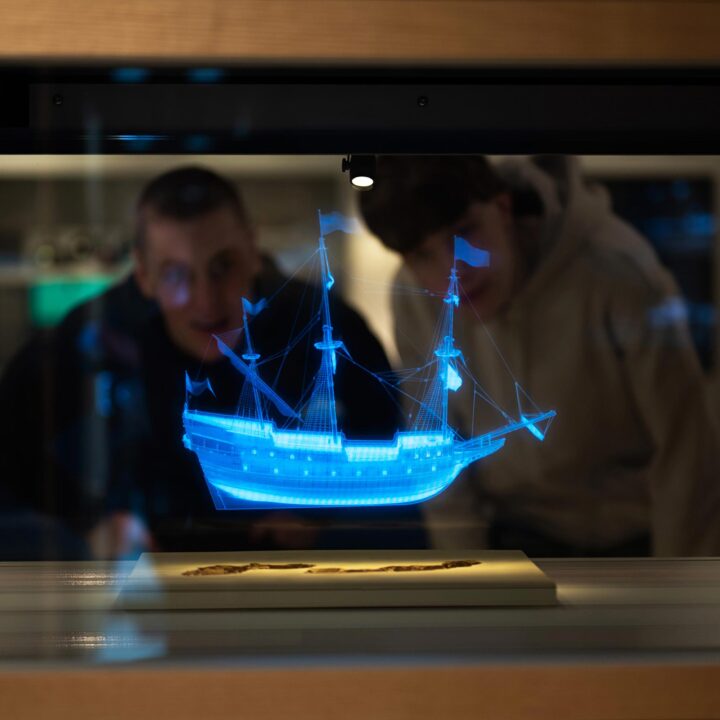 w_05.-VRAK—Besökare-begrundar-ett-digitalt-skepp—foto-Lovisa-Brämming