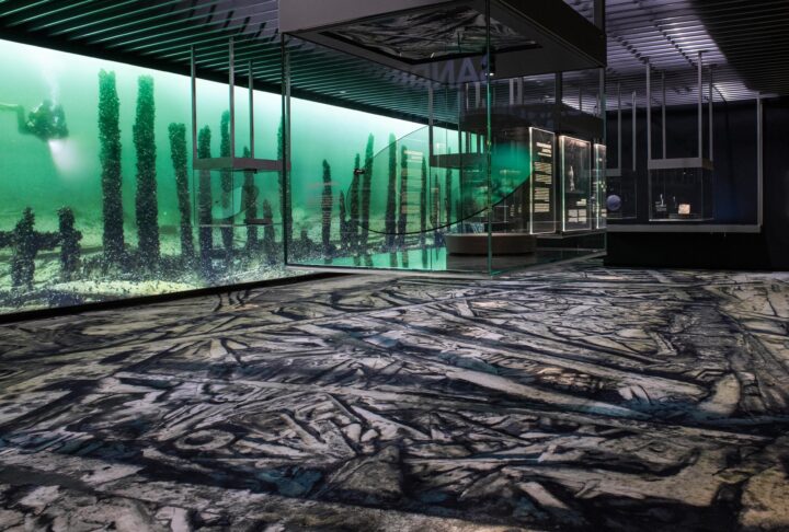 w_utstallningen__resande_man__pa_vrak__museum_of_wrecks-Foto-Anneli-Karlsson